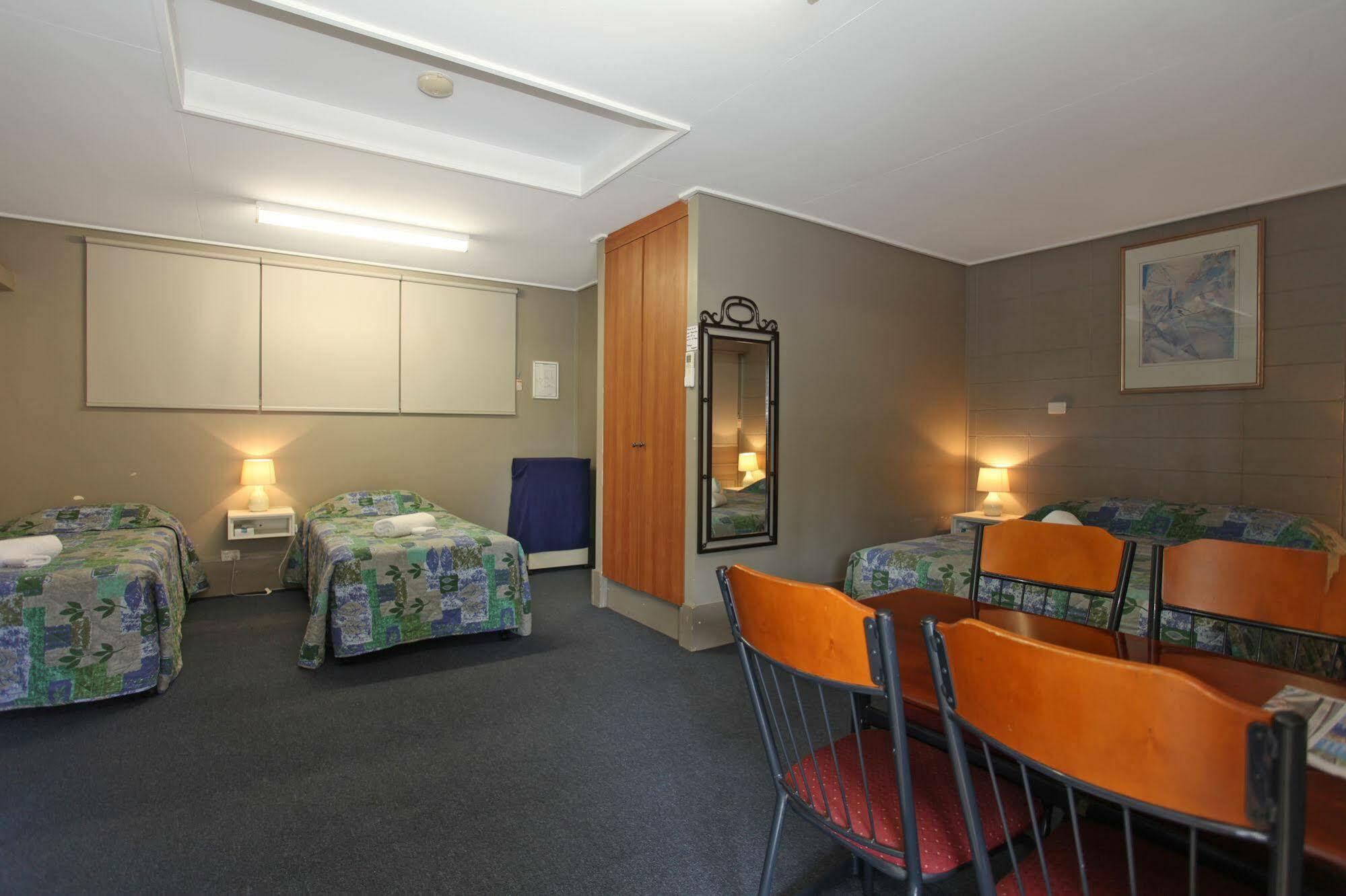 Tandara Hotel Motel Sarina Buitenkant foto