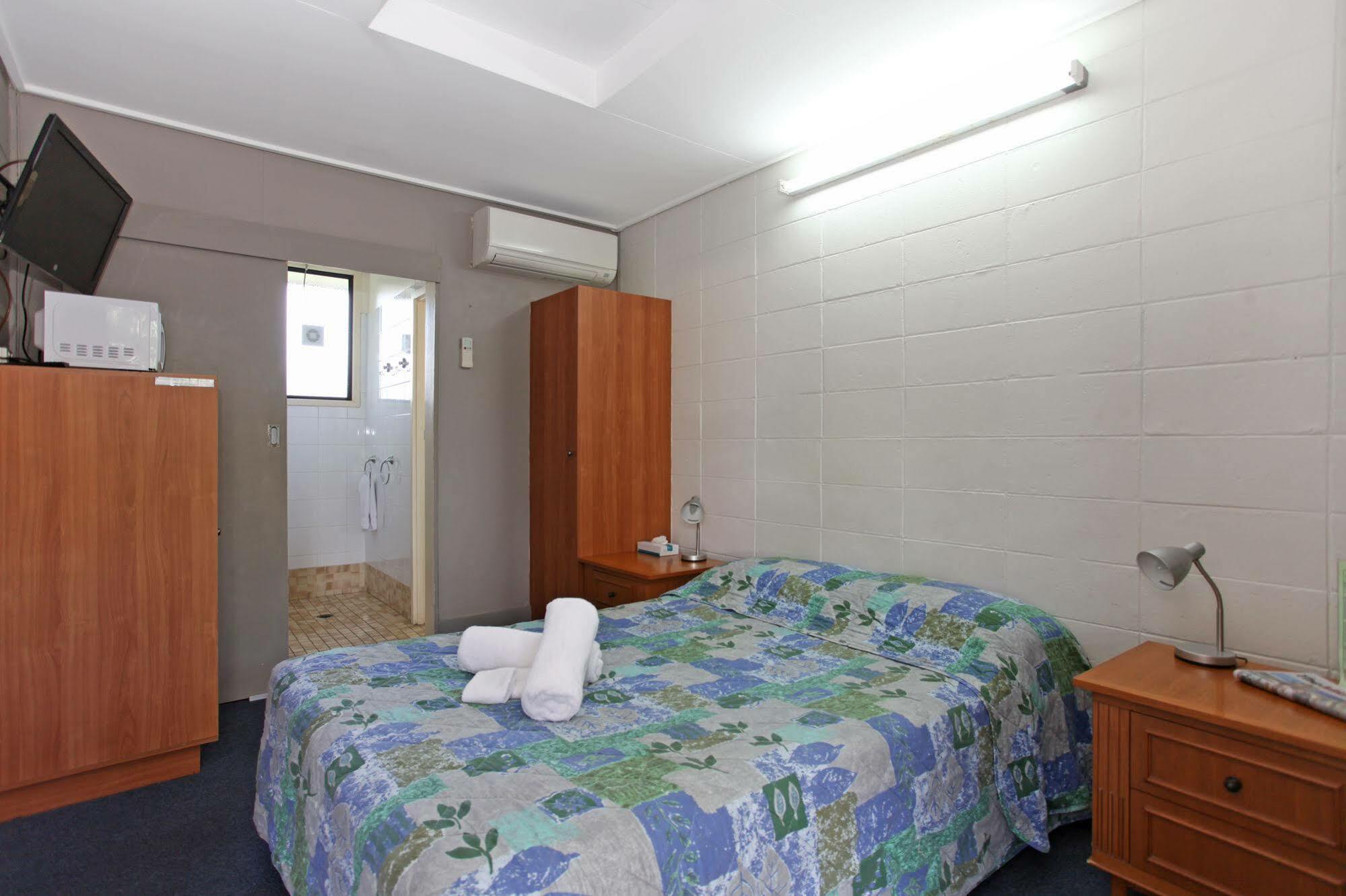 Tandara Hotel Motel Sarina Buitenkant foto
