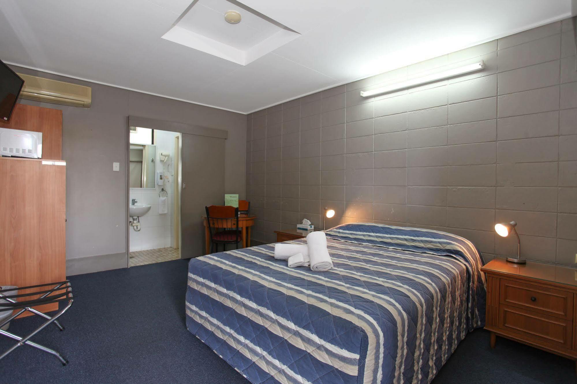 Tandara Hotel Motel Sarina Buitenkant foto