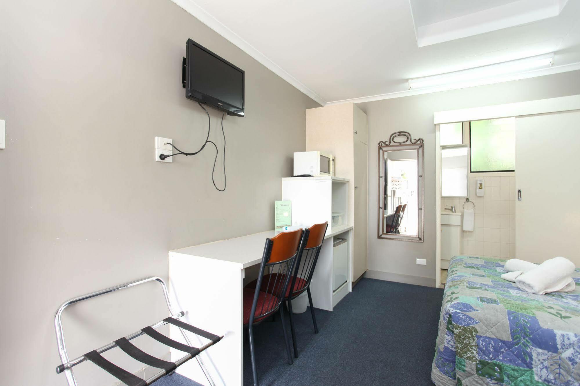 Tandara Hotel Motel Sarina Buitenkant foto
