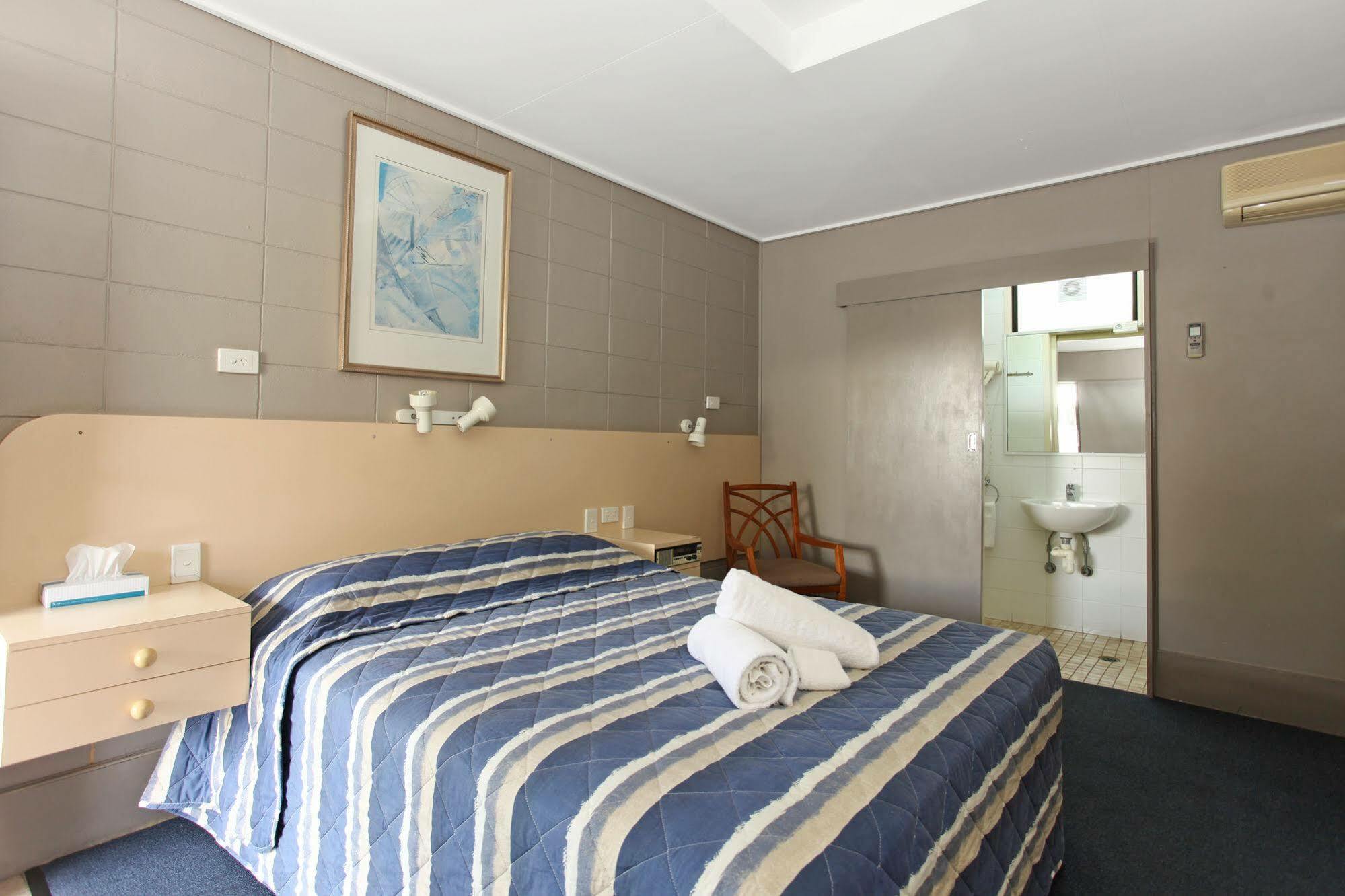 Tandara Hotel Motel Sarina Buitenkant foto