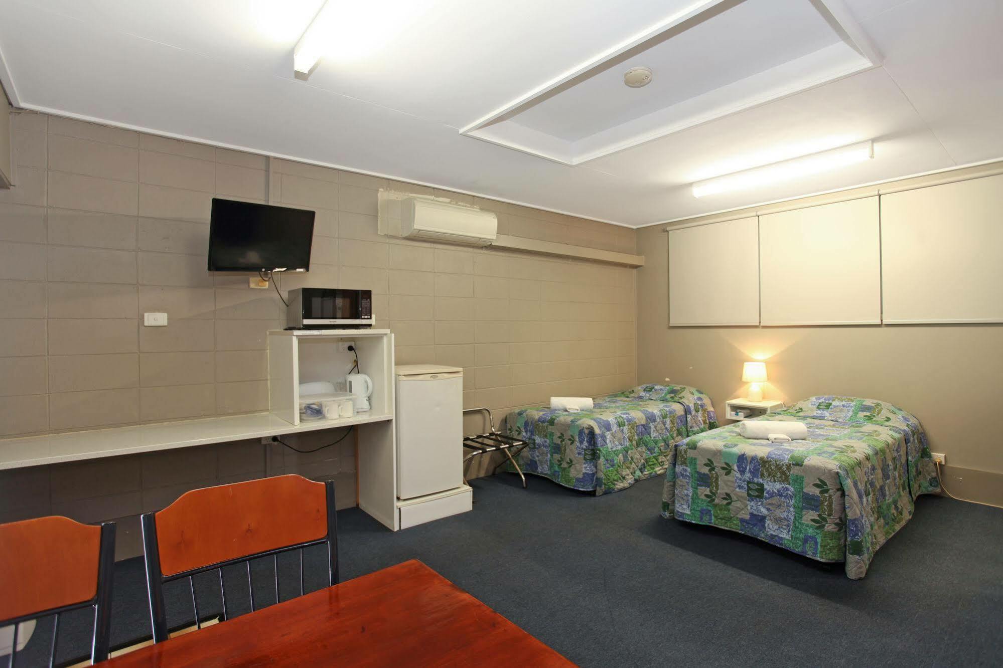 Tandara Hotel Motel Sarina Buitenkant foto