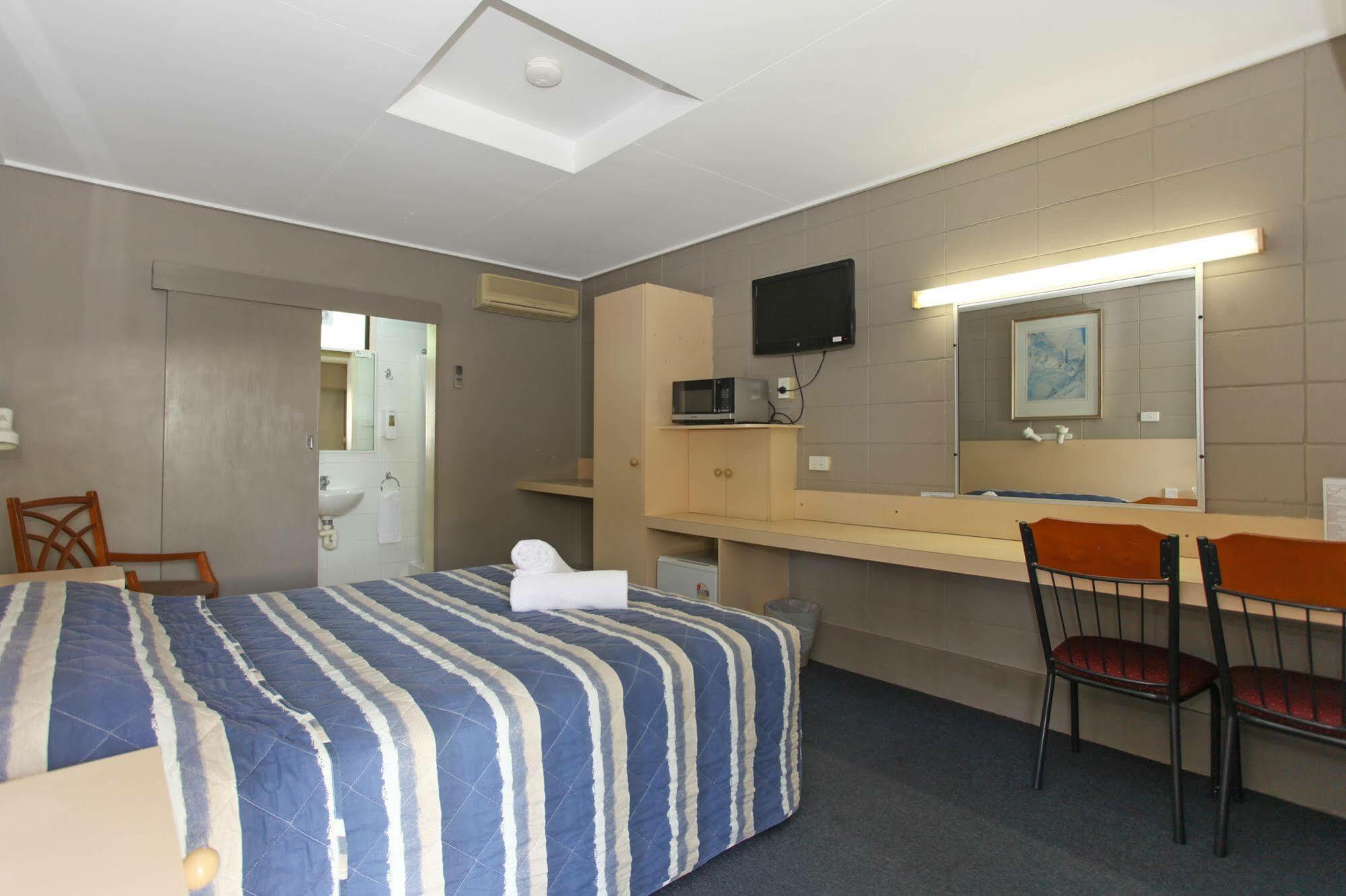 Tandara Hotel Motel Sarina Buitenkant foto