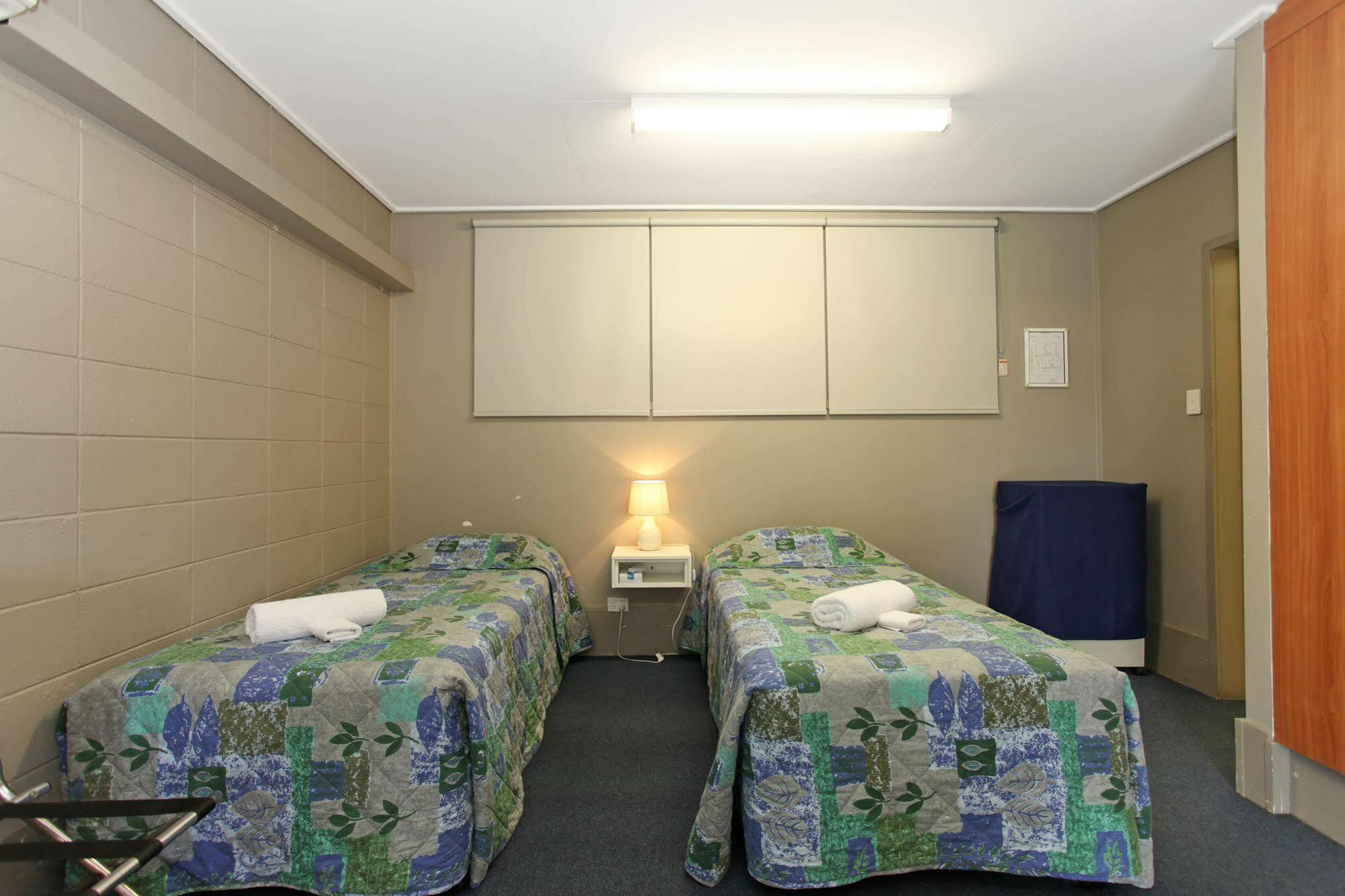 Tandara Hotel Motel Sarina Buitenkant foto