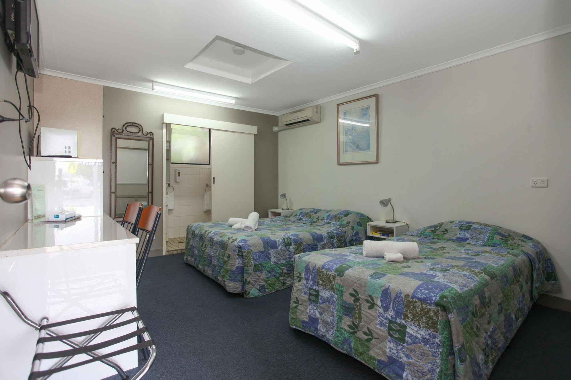 Tandara Hotel Motel Sarina Buitenkant foto