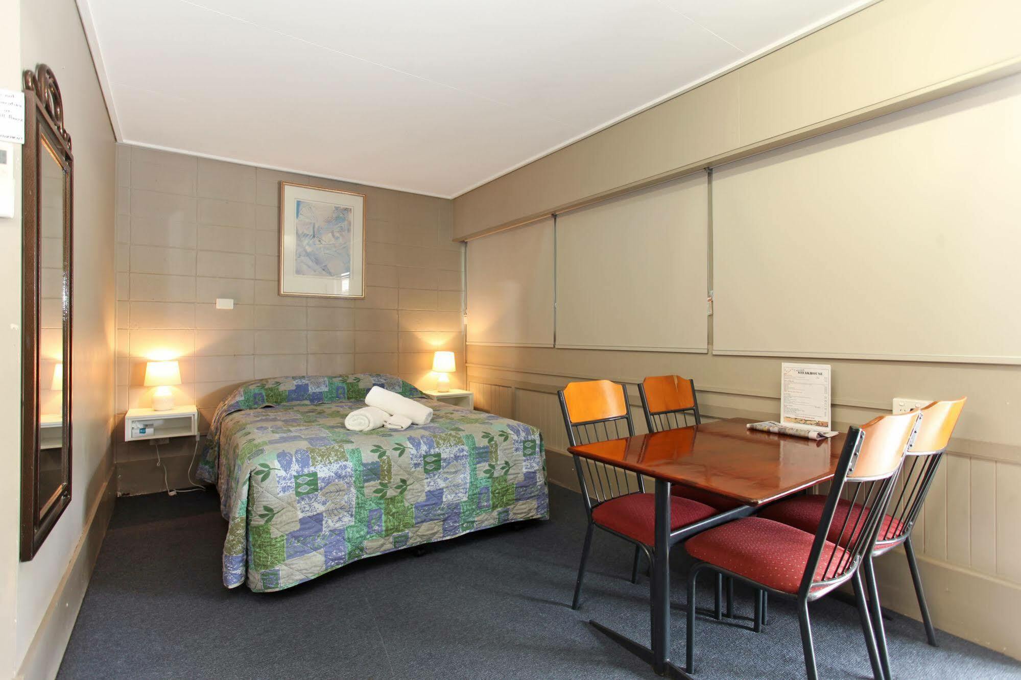 Tandara Hotel Motel Sarina Buitenkant foto